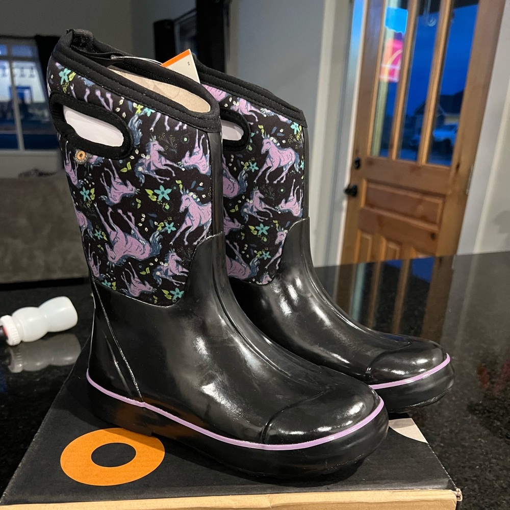Girl size 6 black/unicorn BOGs boots